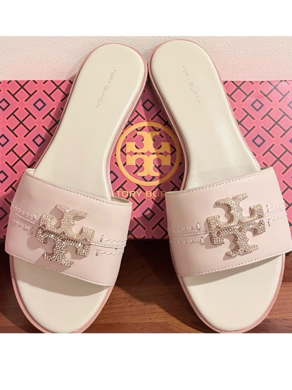 🆕- Tory Burch Everly Leather Slide Dulce
De Leche Crystal Gold. Size 8.5